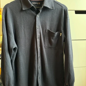 Overshirt  - Tommy Hilfiger overshirt i bra skick. Storlek 164. 