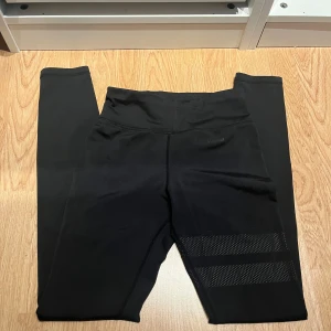 Stronger tights - Jättefina stronger tights i fint skick, dom är lite slitna i knäna men annars i fint skick.💓