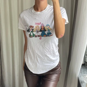 BRATZ T-shirt  - Äkta BRATZ T-shirt inköpt för länge sen. Helt oanvänd, ligger bara hemma och dammar. Endast tvättad 