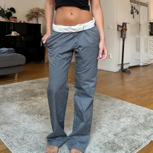 Oversized kostym byxor - Kostymbyxor köpta från second hand, förmodligen herrbyxor från början.  Går att bära på olika sätt! Det finns ingen storleksbeskrivning så skriver in endast för att man måste men jag är 165cm lång & har vanligtvis 36 i byxor eller 26/27.  