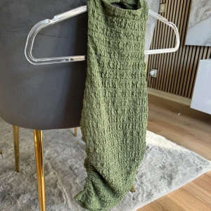 Grön topp - Använd 1 gång, hör av er för bild på hur den sitter på 🥰 passad xs-m