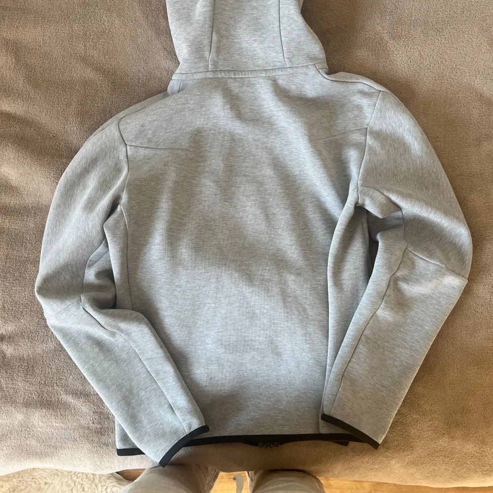 Nike Tech fleece i väldigt bra skick. Säljer för den kommer inte mycket till användning och är inte riktigt min stil längre. Bara lite knopprip längst ner. Hoodies.