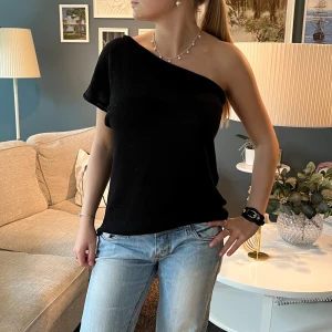 One shoulder topp - Skitsnygg stickad topp. Oanvänd med lapp kvar, nypris 590kr 💖💖