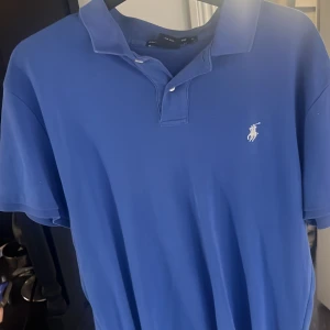 Ralph lauren piké  - Färg ljusblå, storlek xl fast den har krympt i tvätten så den passar m. Nypris 1000kr 