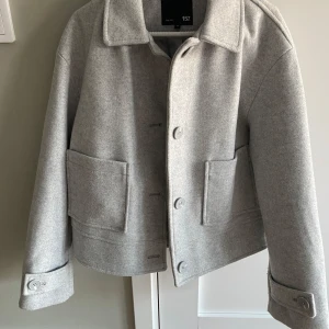 Grå kappa - Aldrig använd grå kappa, nyskick och jättesnygg. Skriv gärna vid funderingar❤️