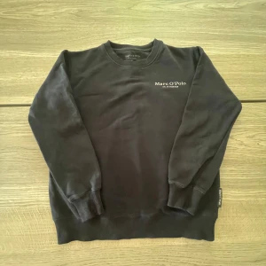 Mörkblå tröja från Marc O'Polo - Säljer en snygg mörkblå sweatshirt från Marc O'Polo. Den är i storlek 152. Använt skick, inga defekter. Pris kan diskuteras.