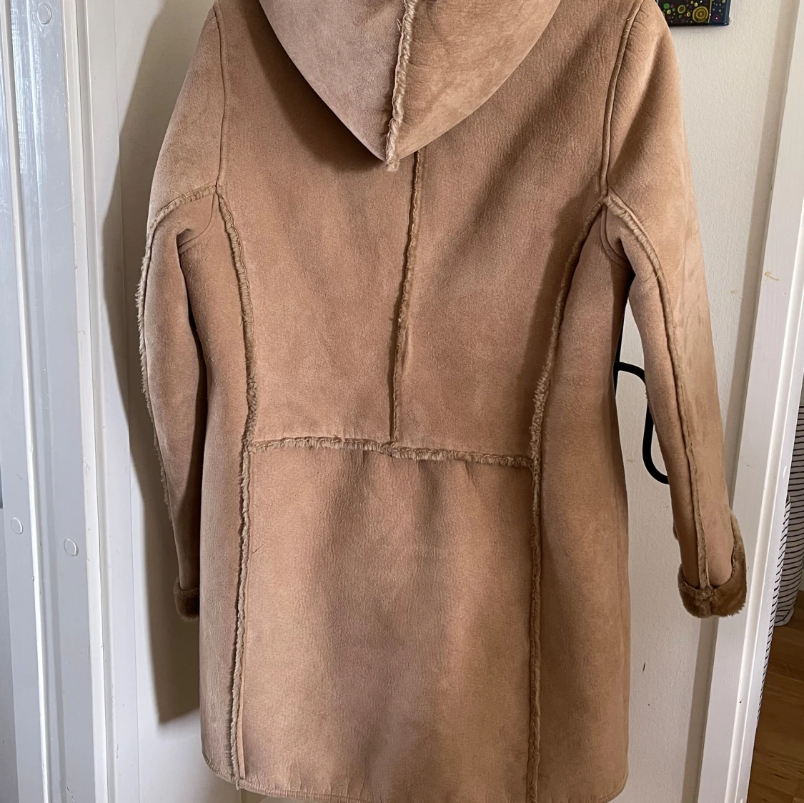 Beige jacka med huva och broderi - 91