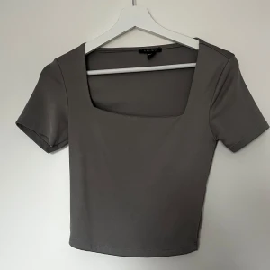 Grå t shirt 🩶 - Säljer min gråa t shirt från New Yorker🩶 Tröjan är en kort modell 🥰 frågor? Prisförslag?