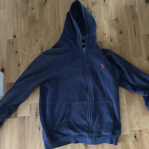 Ralph lauren zip hoodie - Säljer min Ralph lauren zip. Den är i bra skick,inga slitningar Storlek M men passar S