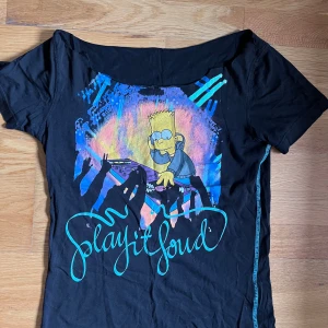 Tröja - Tröja i bra skick och Y2K stil. Har klippt upp kragen så den är ”off shoulder”. Passar S/M