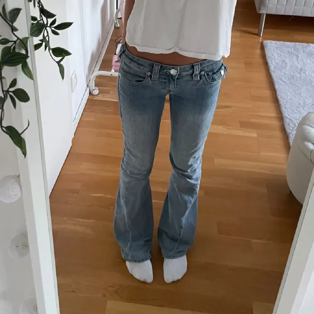 Intressekoll!!   jeans köpta på pondus aldrig använda ❤️kan tänka mig byta ut mot dem mörkblåa modellen! bilderna är inte mina så skriv om ni vill ha egna 💖🙌🏽. Jeans & Byxor.