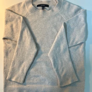 Stickad tröja  - Jättefin stickad tröja från Vero Moda. Varm vit färg och jättefin nu till hösten. Lite nopprig men inget man tänker på.
