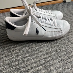 Sneakers polo Ralph lauren - Marinblåa Ralph lauren skor. Knappt använda som nya. Säljes då de ej passade mig. Skriv vid fler frågor💞