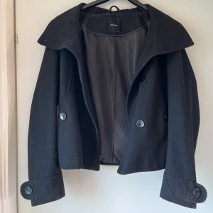 Kappa - Kort kappa i storlek S. Nästan aldrig använd och ser ut som ny🥰