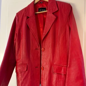 Röd läderjacka  - Så snygg röd jacka!❤️ Den är köpt second hand i Paris så jag har ingen koll på märket eller material men den är i fint skick. Storlek M & passar mig som har S, beror på hur man vill att den ska sitta!  Använd gärna ”köp nu”❤️🥰