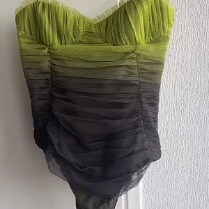 Topp  - Snygg top Oanvänd topp.  Säljs pga liten på mig