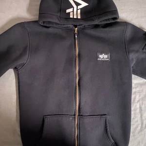 Alpha industries hoodie - Den är använd ett par gånger och är i nästan nyskick, den är riktig, storlek S funkar på M Och priset går o diskutera