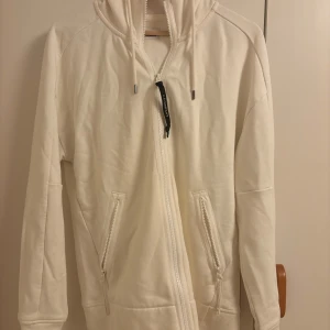 C.P. Company hoodie - Säljer min brorsas hoodie från C.P. Company som är i storlek S och använd 1-3 gånger, jättebra skick.Nypris 3300kr. Köpt på thernlunds
