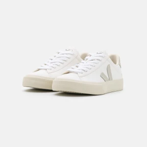 Nya Veja sneakers - Säljer mina helt nya veja sneakers! Har andvönt de en gång men köpte tyvärr fel storlek och kan inte lämna tillbaka de. 🪩💕  Köpta på Zalando för 1700 men säljer de billigare! ⭐️  pris kan diskuteras lite  Kommer med kartong💕