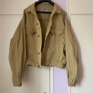 Jeansjacka från jack & jones - I fint skick!  Kort i modellen.