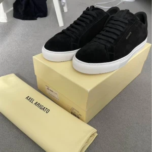 Axel Arigato - Claen 90 suede. Stl. 43 - Säljer min brorsas skor, pga att de var fel storlek. Nyskick och aldrig  använda bara testat storleken.