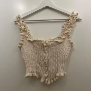 Gullig topp - Supersöt topp i beige med fina knappar fram. Köpt i Spanien så vet därför inte märket på den. Aldrig använd då den är för liten för mig 🤍