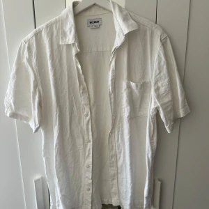 Weekday linneskjorta  - Använda några gånger mycket bra skick storlek Xs
