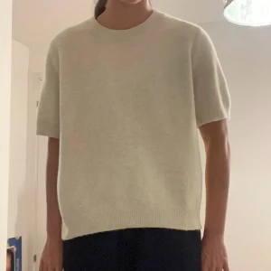 Stickad t-shirt  - Fin t-shirt från hm 