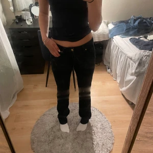 Snygga mörkblå jeans! - Snygga mörkblå jeans från STOCKH LM!köpta för 799, storlek S💞Är 170 som referens!