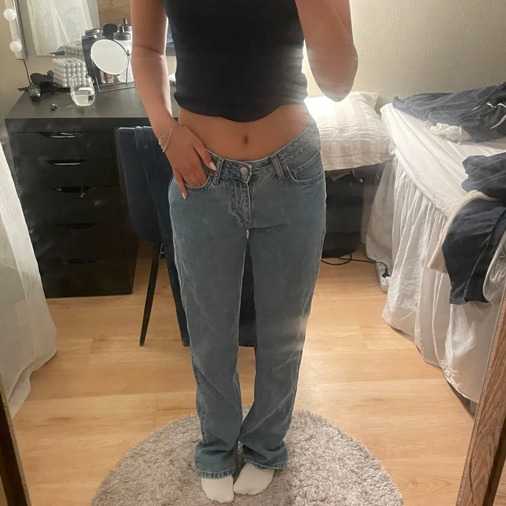 Low straight bikbok jeans! Bra skicka och väldigt sköna. Skulle säga att storlekarna är som S!💕Är 170 som referens!. Jeans & Byxor.