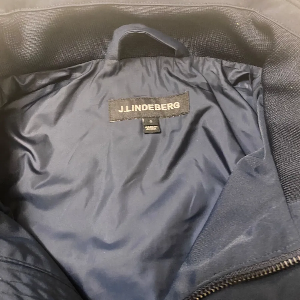 Säljer min field jacket från J.Lindberg då den är för stor, jackan är i 10/10 skick (endast använd ett fåtal gånger)  Storlek: S   Hör av er om ni vill ha mer bilder eller funderingar!. Jackor.