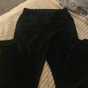 Kostymbyxor  - Svarat korta kostymbyxor med slits