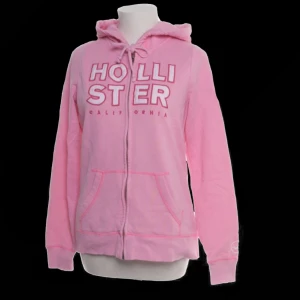Hollister zipup  - En as snygg Hollister zipup. Första bilden visar korrekt färg. Ett näst intill osynlig hål som visas i sista bilden, fraktar samma dag eller dagen efter💋