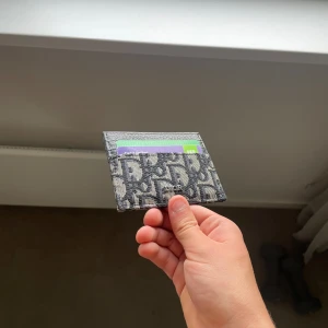 Dior plånbok - En väldigt snygg dior plånbok till bra pris! Skicket är 10/10 och den är knappt använd. 