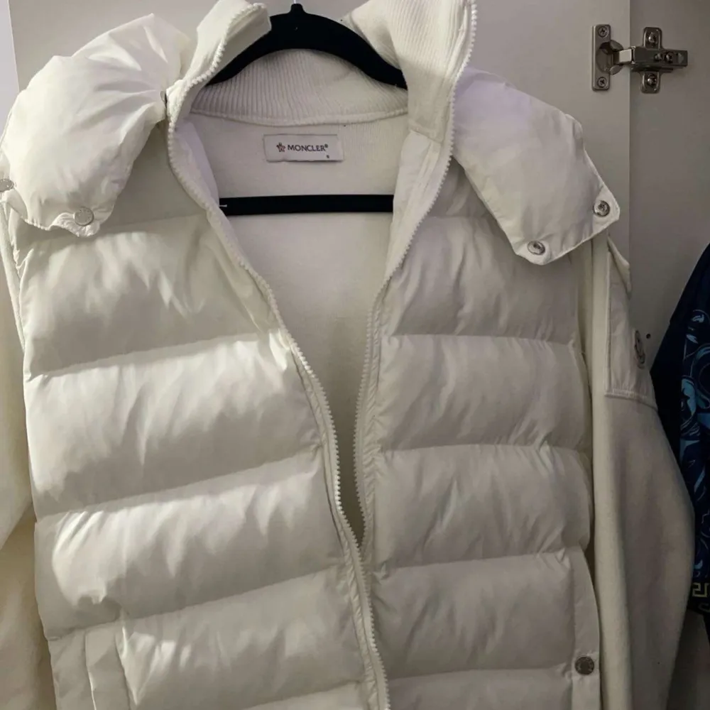 Moncler Cardigan vit unik modell, helt nya finns i alla storlekar. Söker ni andra modeller så skriv ba. . Jackor.