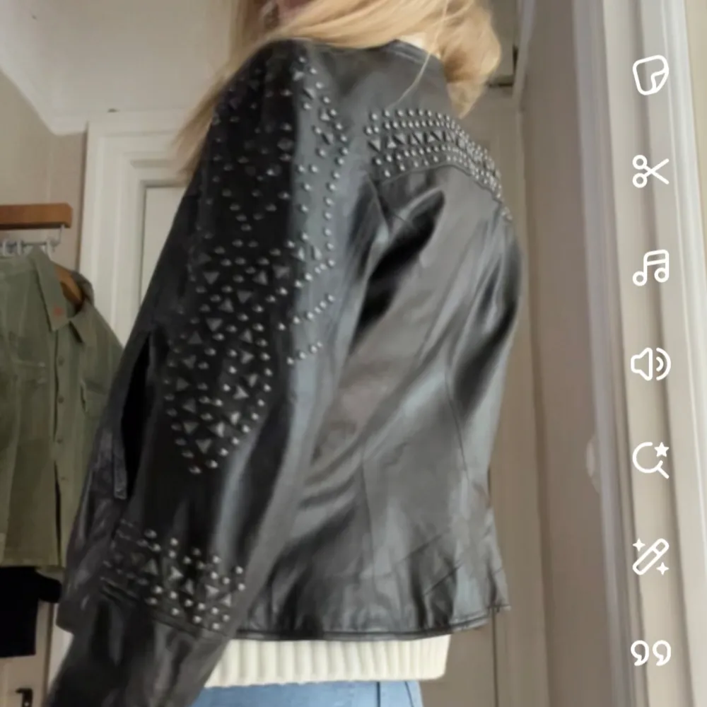 Uuuursnygg svart skinnjacka från Odd Molly!! Använd nån gång men ser ut som nyskick 🫶🏻🫶🏻🫶🏻 så snygga detaljer med nitar & att man kan knyta i ärmarna + mönstrad insida Odd Mollys jackor kostar runt 3000 vanligt pris . Takit.