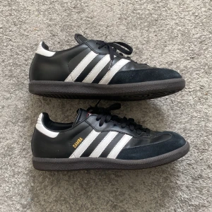 Adidas Samba - Säljer dessa feta adidas samba skor. Skicket är nästintill nyskick, enbart använda någon enstaka gång. Säljer dessa på grund av att de är för små. Vid frågor eller liknande är det bara att höra av sig!