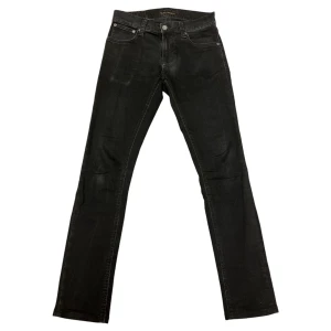 Nudie Jeans - Slim fit Nudie Jeans i strlk 28/30. Liten slitning från mobil vid fickan men inget större. 