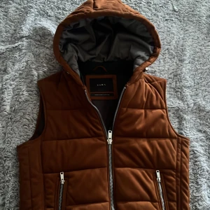 Stenström liknande väst - Säljer nu min väldigt snygga väst med mocka material eftersom den inte passar mig längre.