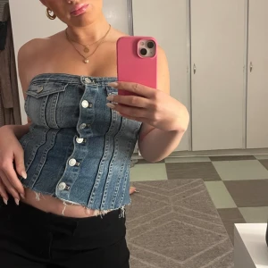 Zara jeans topp - Den super fina zara jeans toppen. I väldigt fint skick, använd fåtal gånger. Inga defekter