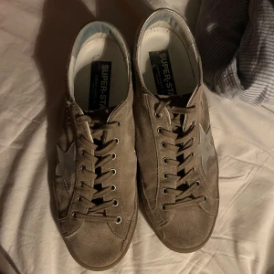 Golden Goose skor - Fint skick nästan helt nya Mocka skor St-44 Box och allt medgår  Tar emot byten