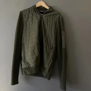 J.lindberg cardigan  - J.lindberg cardigan, sällsynt modell i färgen grön, skick 8/10, storlek M, köpt för över ett år sedan men använd fåtal gånger, nypris 2800kr, mitt pris 1499kr. Skriv privat för bilder eller vid frågor! 😁