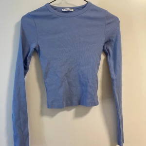 Topp Bershka  - Jättefin blå långärmad topp från Bershka, använd fåtal gånger, jättebra skick! Köpt i London🌺