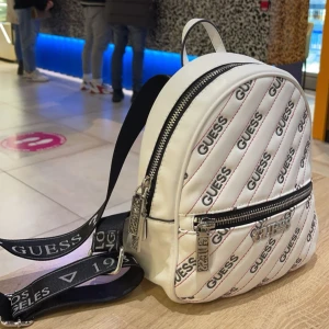 Ryggsäck  - Guess ryggsäck i bra skick 
