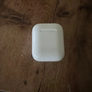 Vita trådlösa hörlurar - Säljer ett par vita trådlösa hörlurar.Hörlurarna är i bra skick .Perfekt för musikälskare som vill ha friheten av trådlöst ljud!  