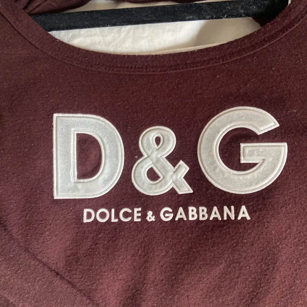 Dolce gabbana longsleeve. Märket är glittrigt. Står ingen storlek men skulle säga s/m. Tröjor & Koftor.