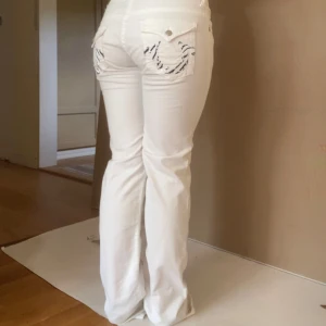 Vita true religion jeans (zebrafickor) - Vita truies med zebramärken. På sista bilden är det ett blått märke men det går bort i tvätten.