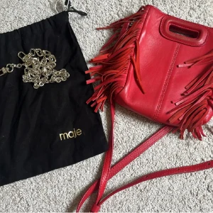 Maje väska - Säljer min vin röda maje väska❤️ Den är i gott skick förutom att den slitits lite vid handtaget! Priset går att diskutera. Nypris 2795