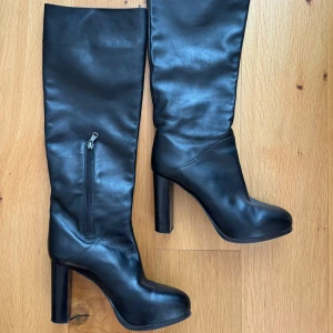 Filippa K - knähöga stövlar i skinn - Snygga stövlar i märket Filippa K säljes. Stl 38 och i väldigt gott skick. Nypris 4000 kr.