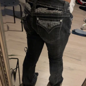 Miss me jeans - Storlek 31, lågmidjade miss me jeans. Skinny jeans som jag sytt om till bootcut. Säljer då de är för stora för mig och därför inte kommit till användning 💕 skriv vid intresse eller tryck på köp nu